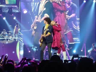Miley_Cyrus_and_Nick_Jonas_kissing!!!!! 017_0002.jpg